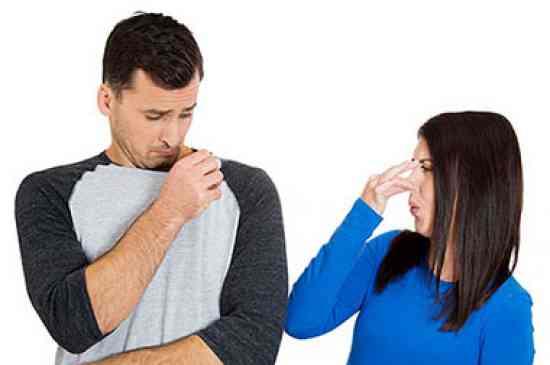 چه خوراکی هایی باعث بوی بد در تعریق میشود